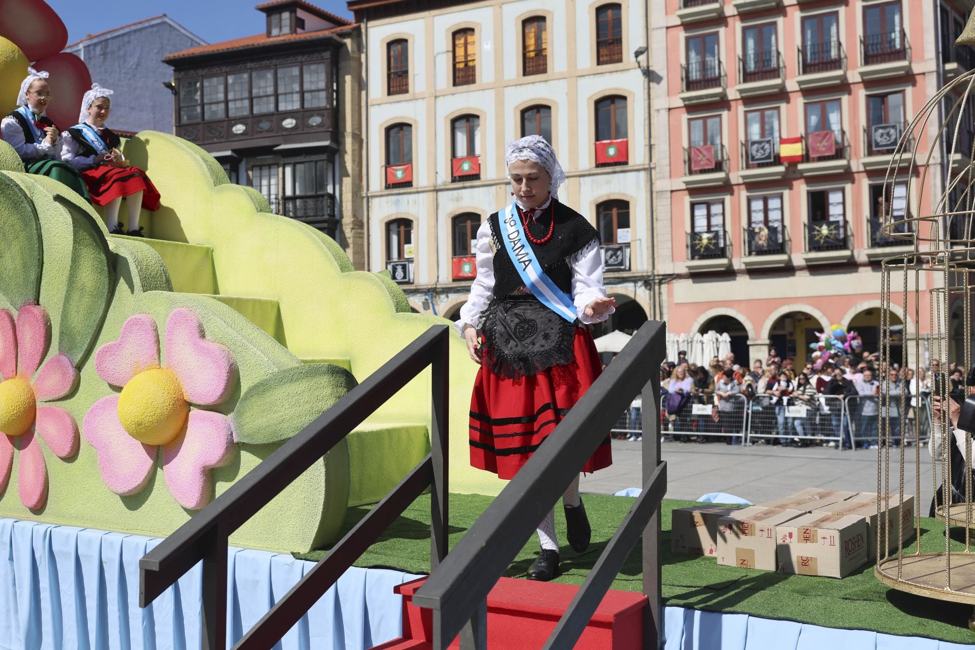Todas las fotos del desfile de carrozas de las fiestas de El Bollo de Avilés 2025