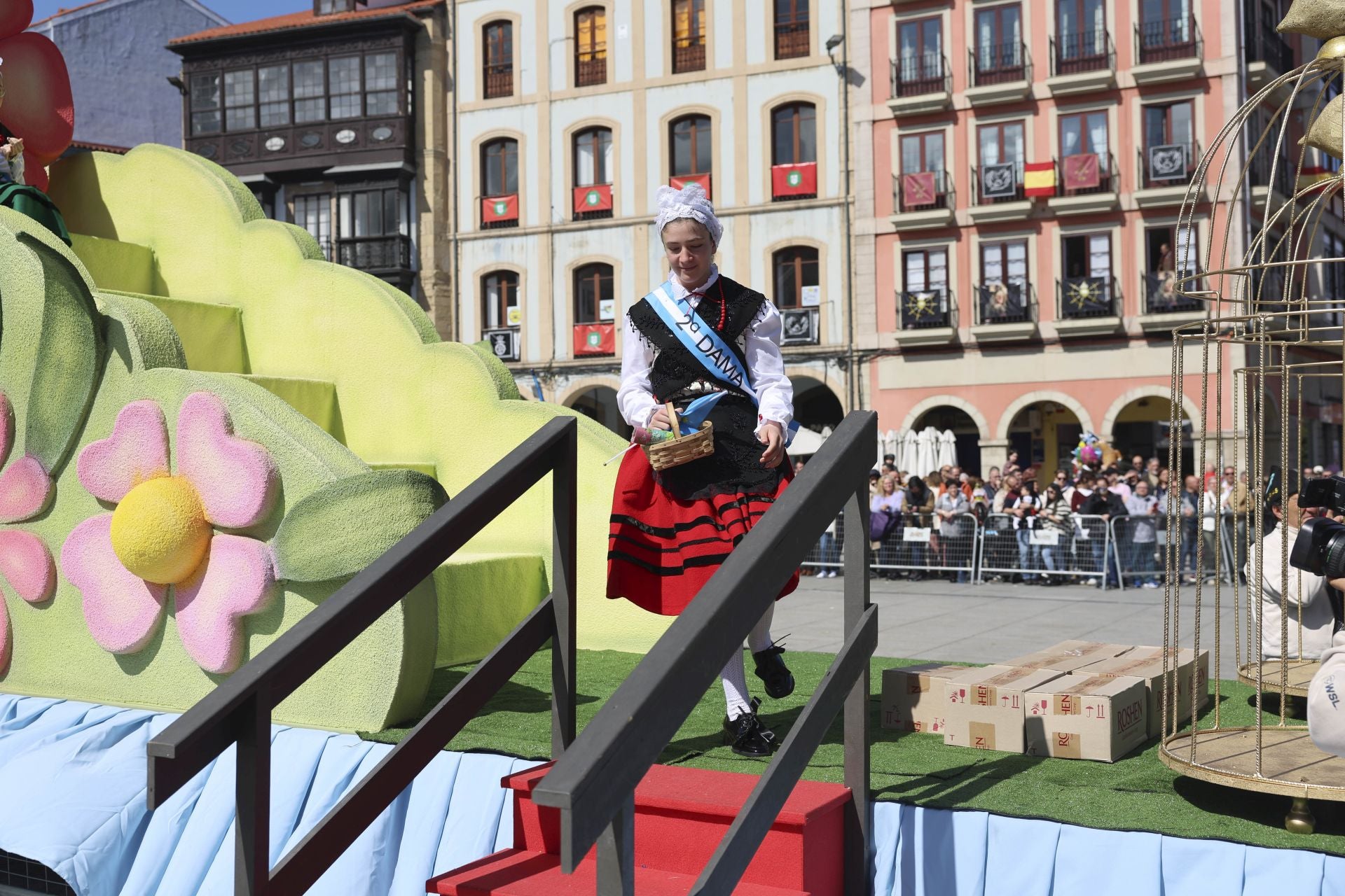 Todas las fotos del desfile de carrozas de las fiestas de El Bollo de Avilés 2025