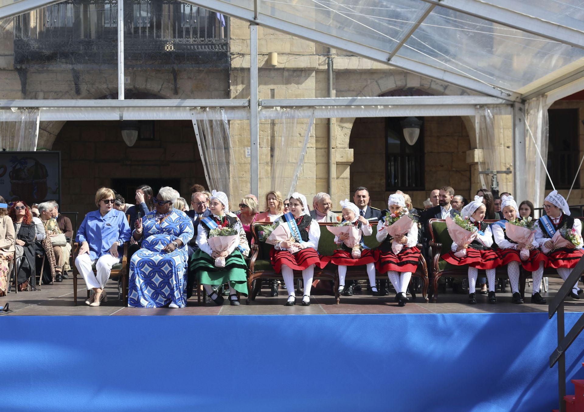 Todas las fotos del desfile de carrozas de las fiestas de El Bollo de Avilés 2025