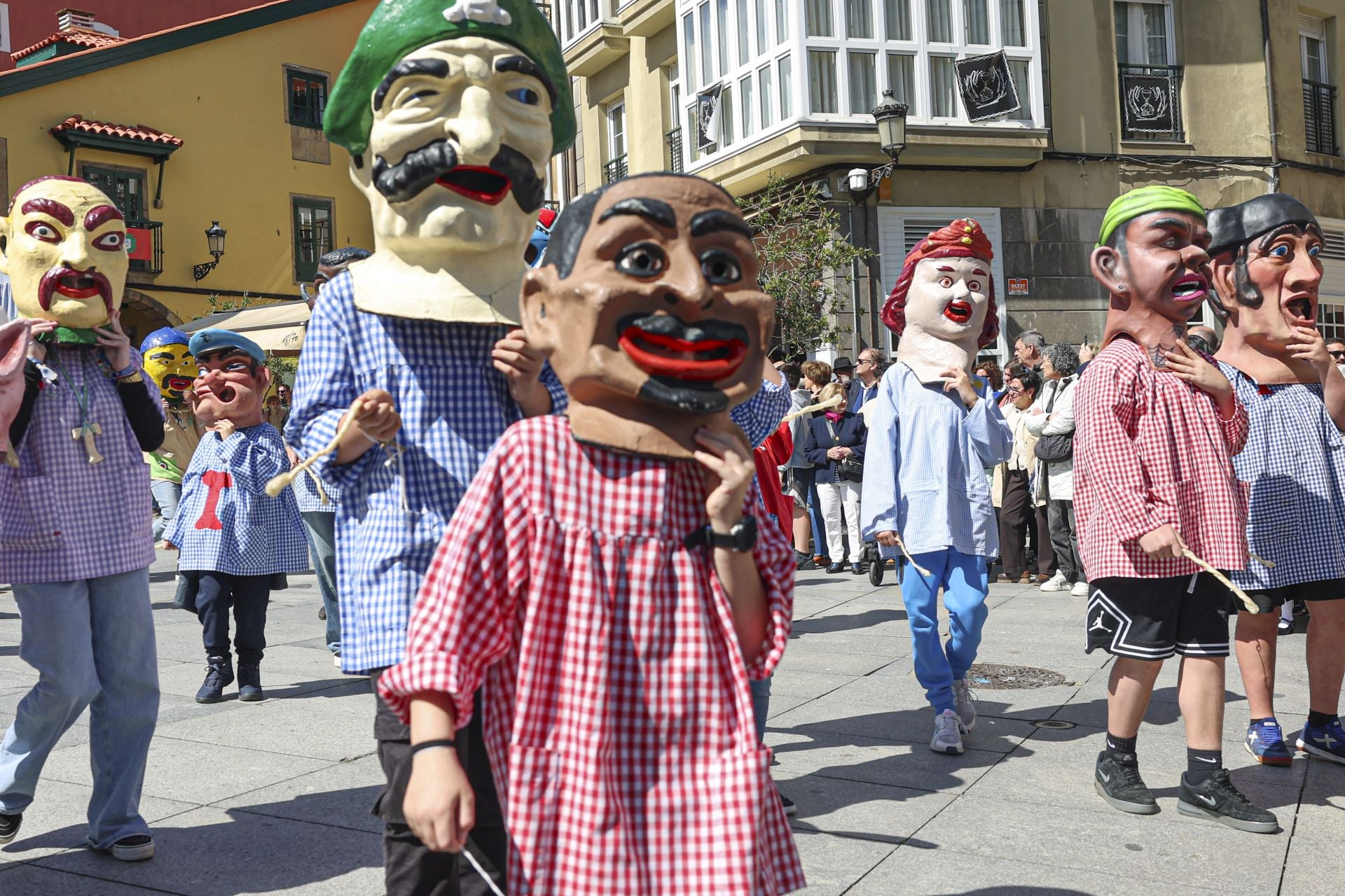 Todas las fotos del desfile de carrozas de las fiestas de El Bollo de Avilés 2025