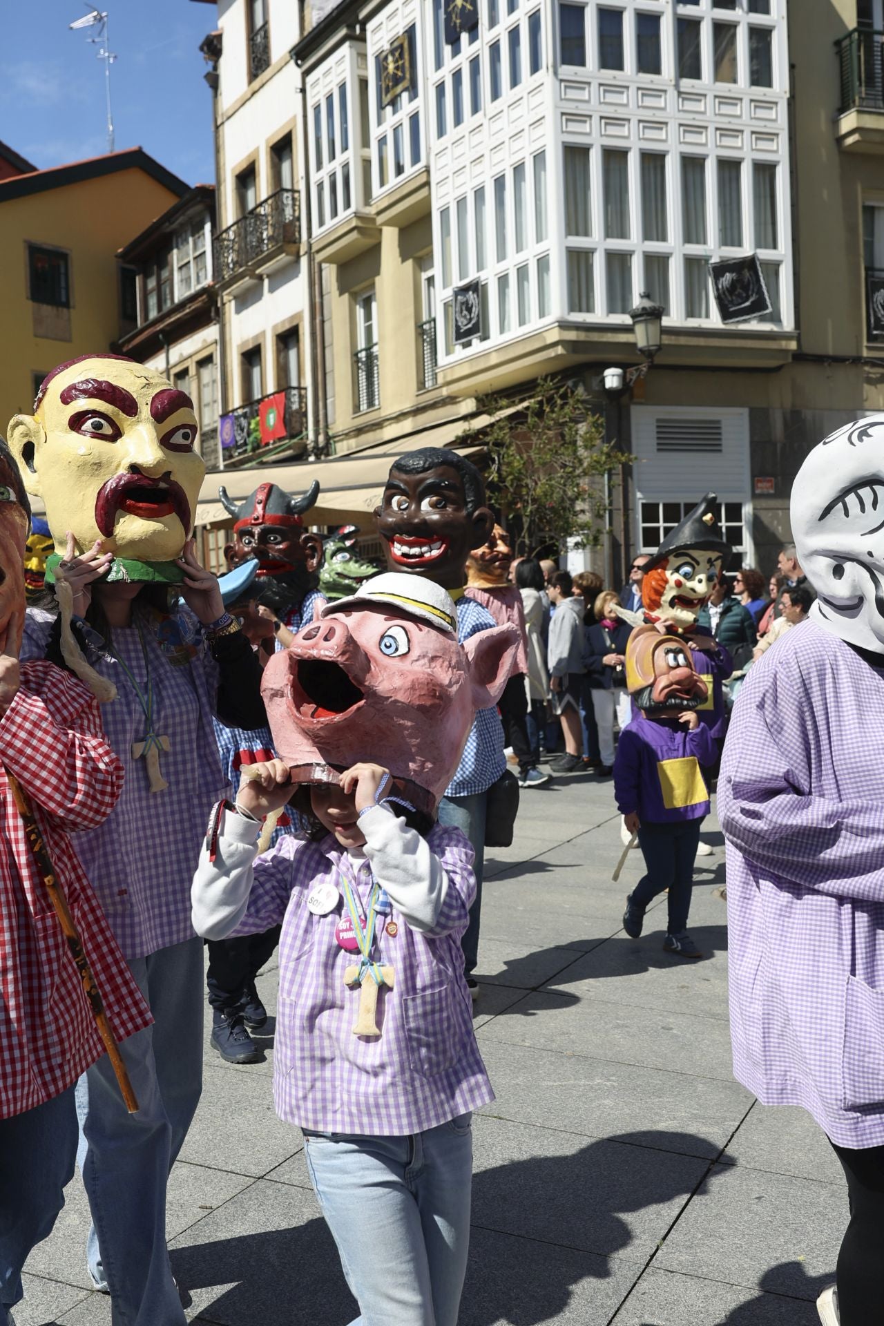 Todas las fotos del desfile de carrozas de las fiestas de El Bollo de Avilés 2025