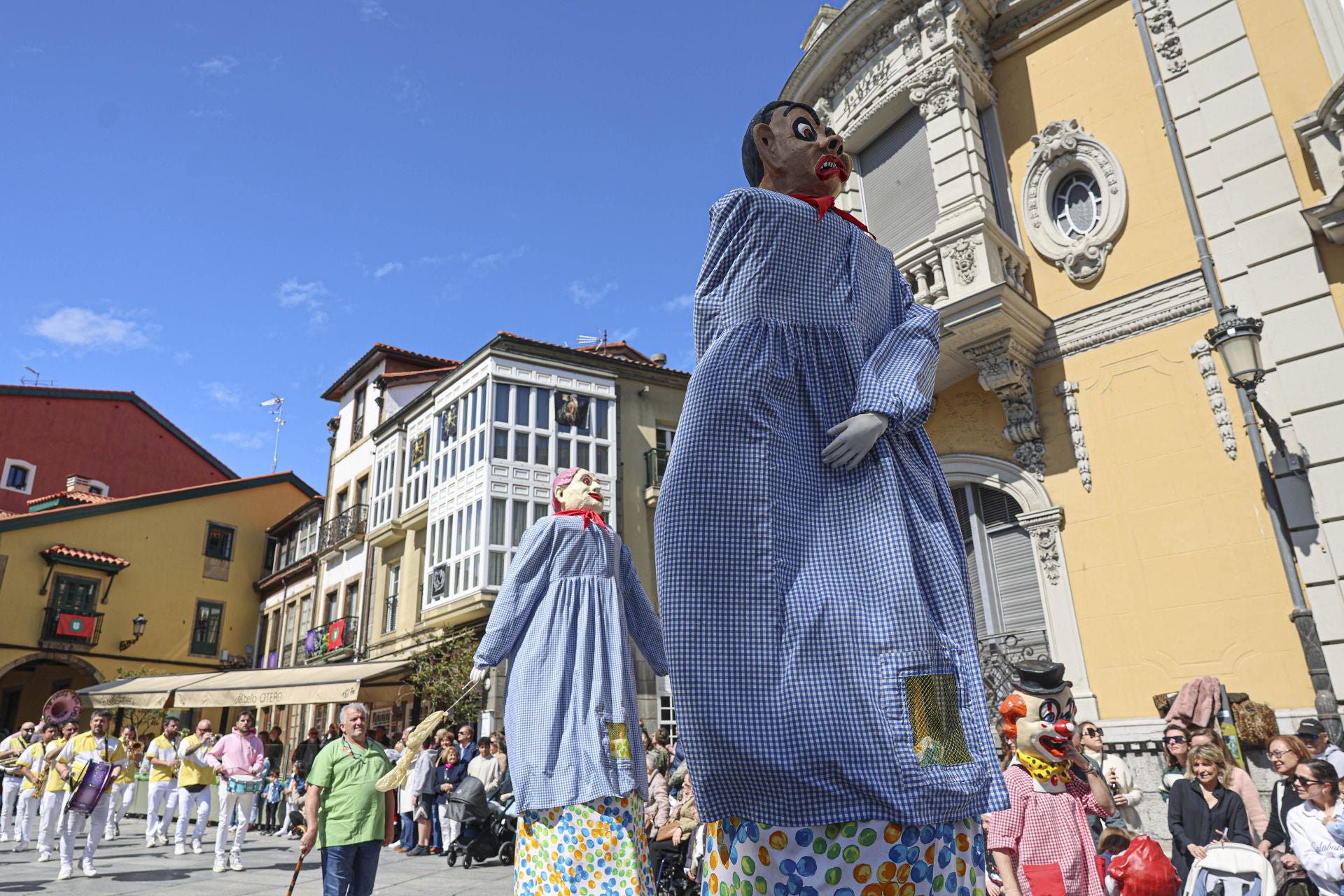 Todas las fotos del desfile de carrozas de las fiestas de El Bollo de Avilés 2025