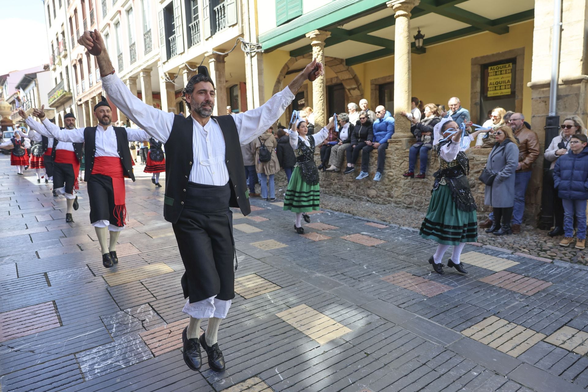 Todas las fotos del desfile de carrozas de las fiestas de El Bollo de Avilés 2025