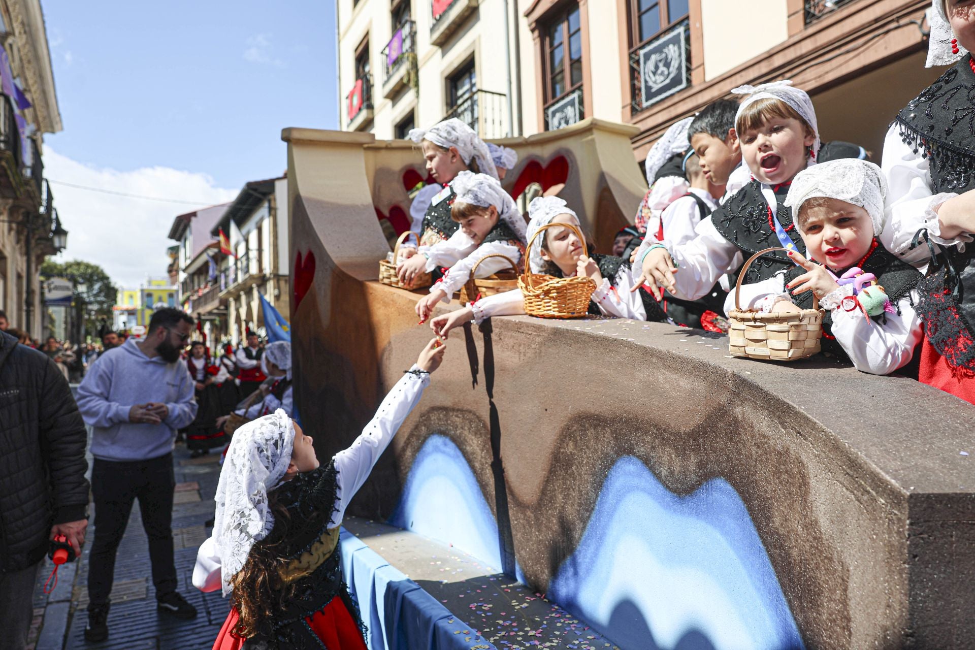 Todas las fotos del desfile de carrozas de las fiestas de El Bollo de Avilés 2025