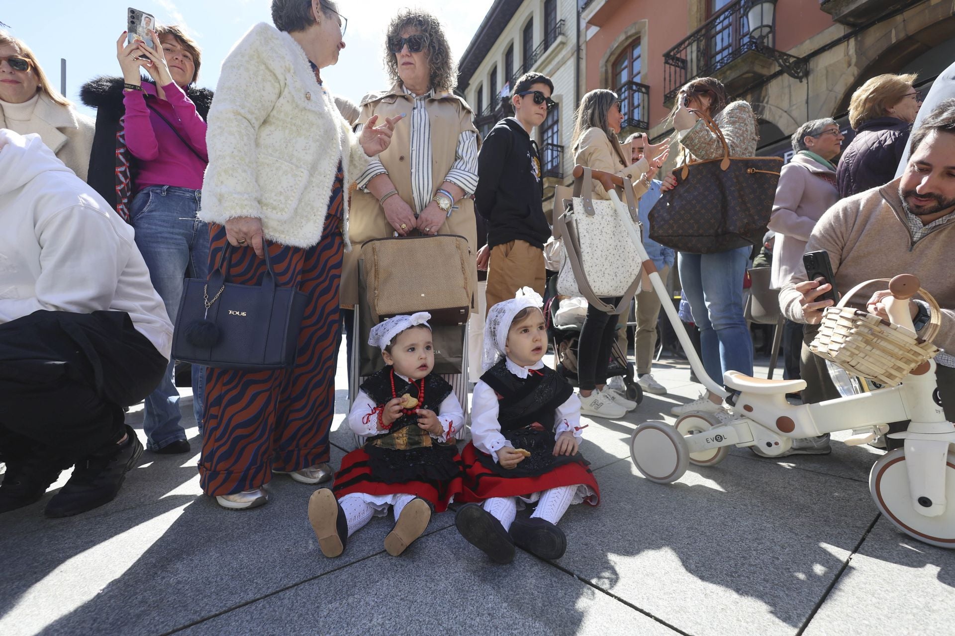 Todas las fotos del desfile de carrozas de las fiestas de El Bollo de Avilés 2025