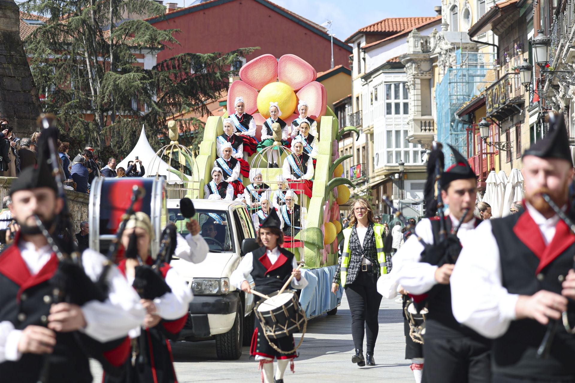 Todas las fotos del desfile de carrozas de las fiestas de El Bollo de Avilés 2025