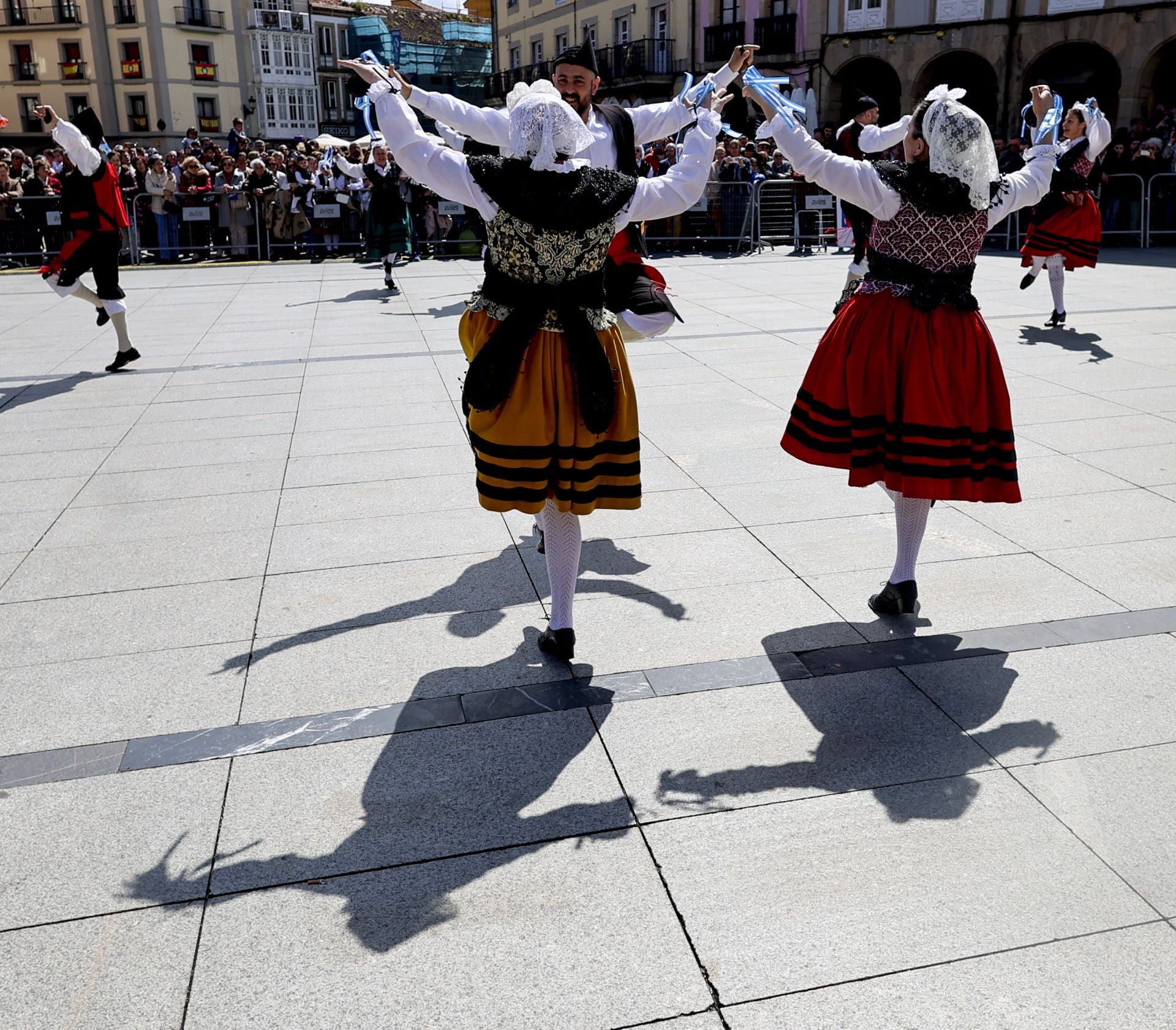 Todas las fotos del desfile de carrozas de las fiestas de El Bollo de Avilés 2025