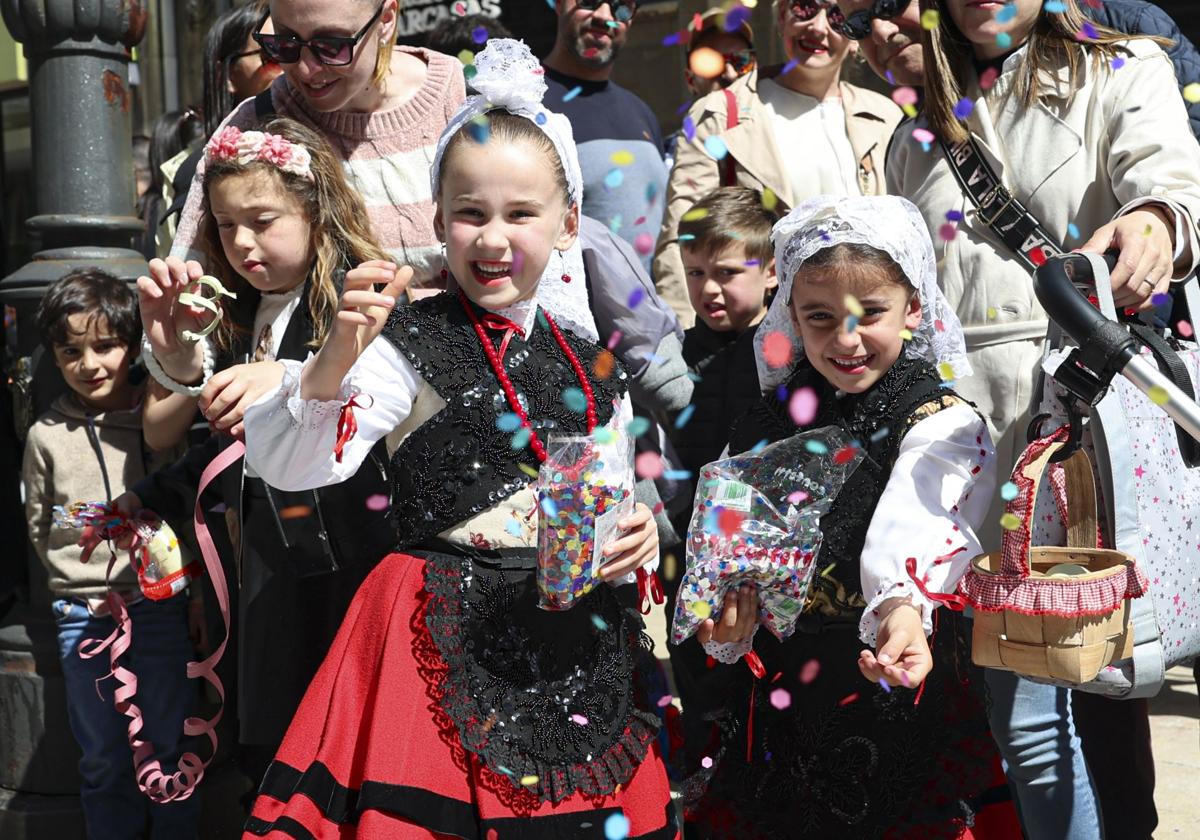 Todas las fotos del desfile de carrozas de las fiestas de El Bollo de Avilés 2025