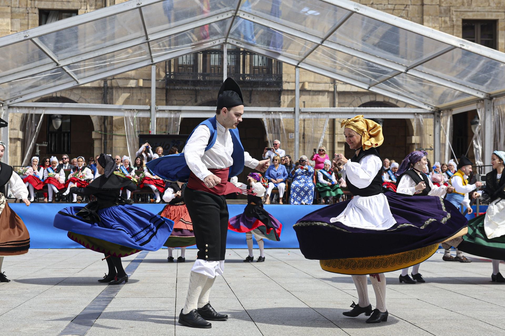 Todas las fotos del desfile de carrozas de las fiestas de El Bollo de Avilés 2025