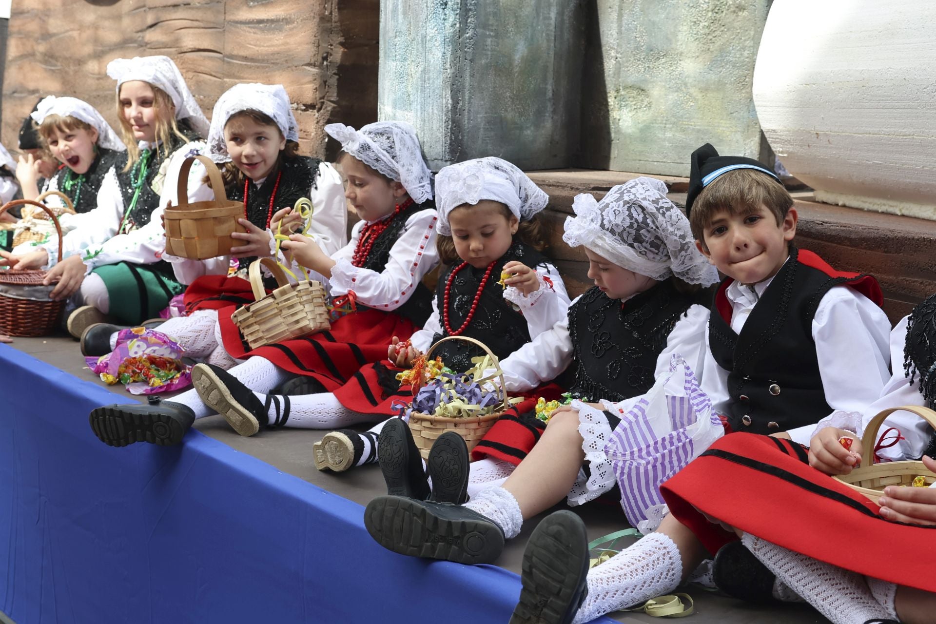 Todas las fotos del desfile de carrozas de las fiestas de El Bollo de Avilés 2025