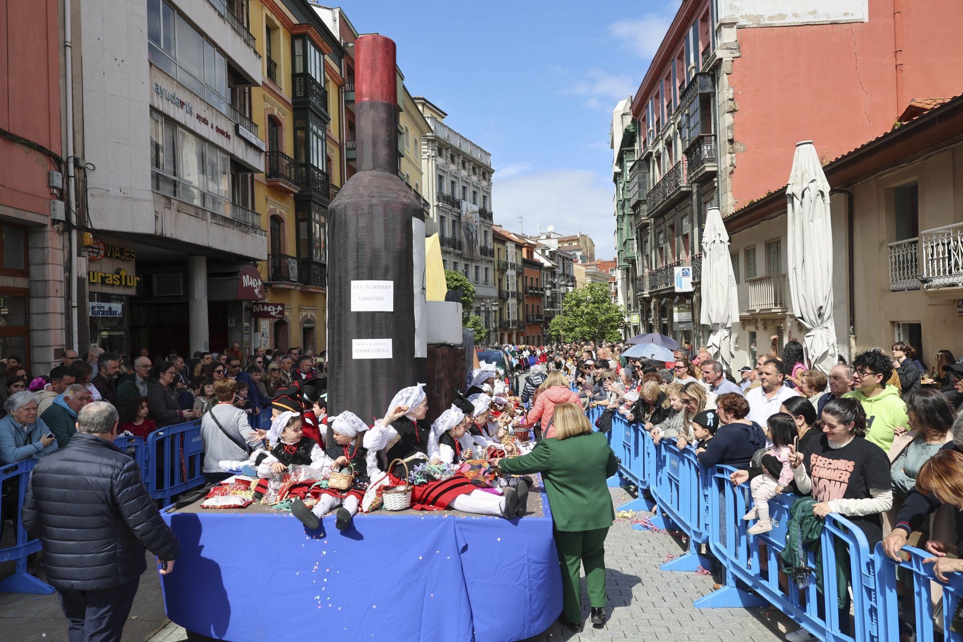 Todas las fotos del desfile de carrozas de las fiestas de El Bollo de Avilés 2025
