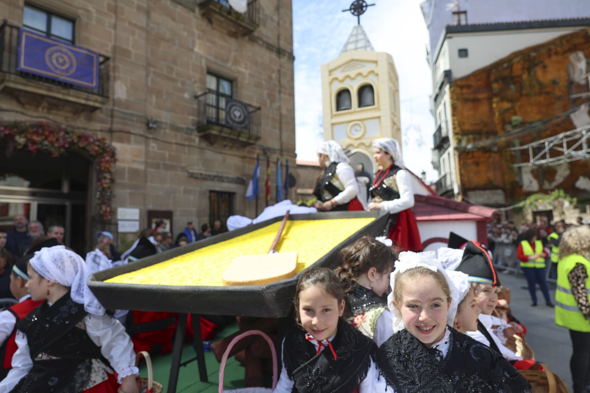 Todas las fotos del desfile de carrozas de las fiestas de El Bollo de Avilés 2025