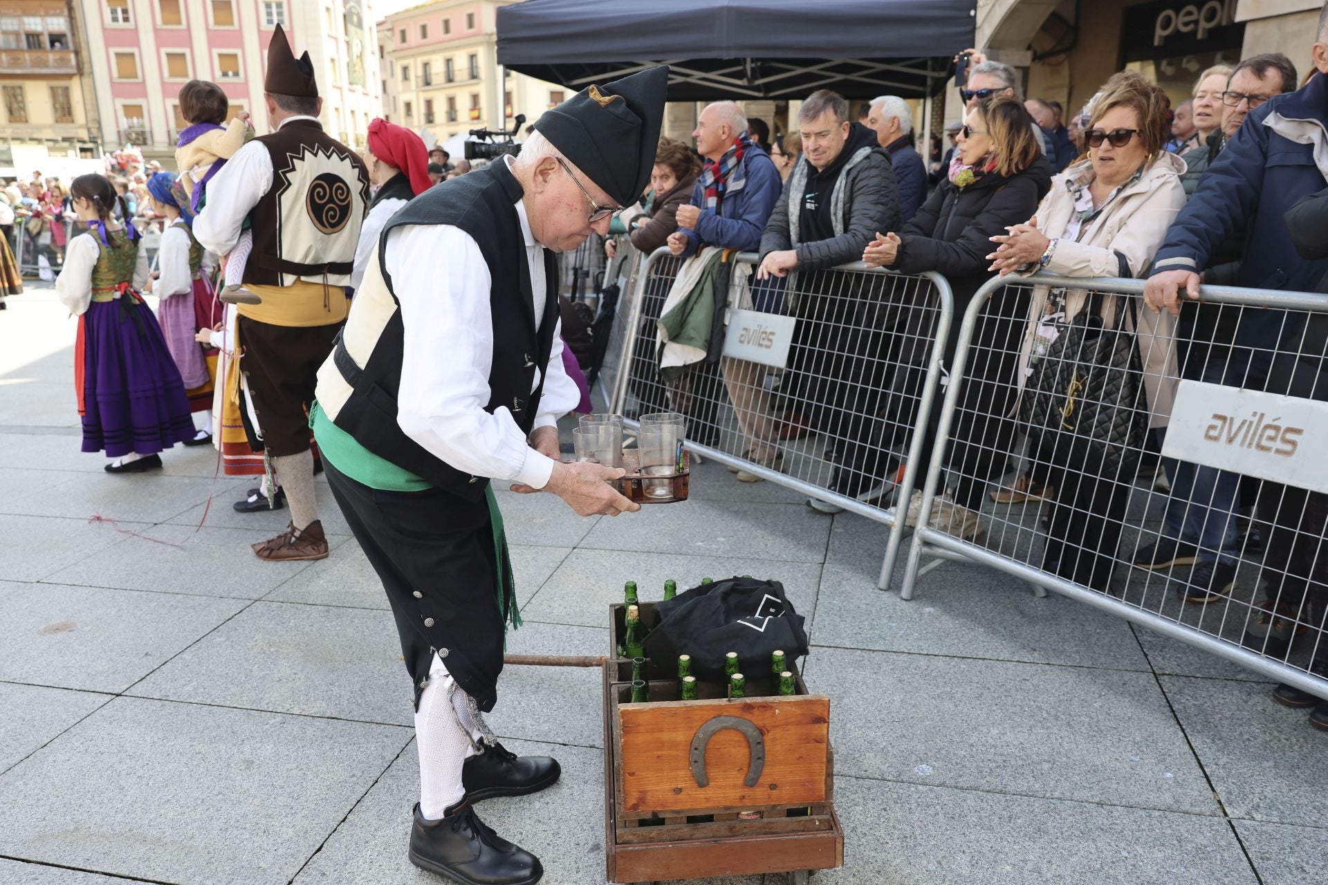 Todas las fotos del desfile de carrozas de las fiestas de El Bollo de Avilés 2025