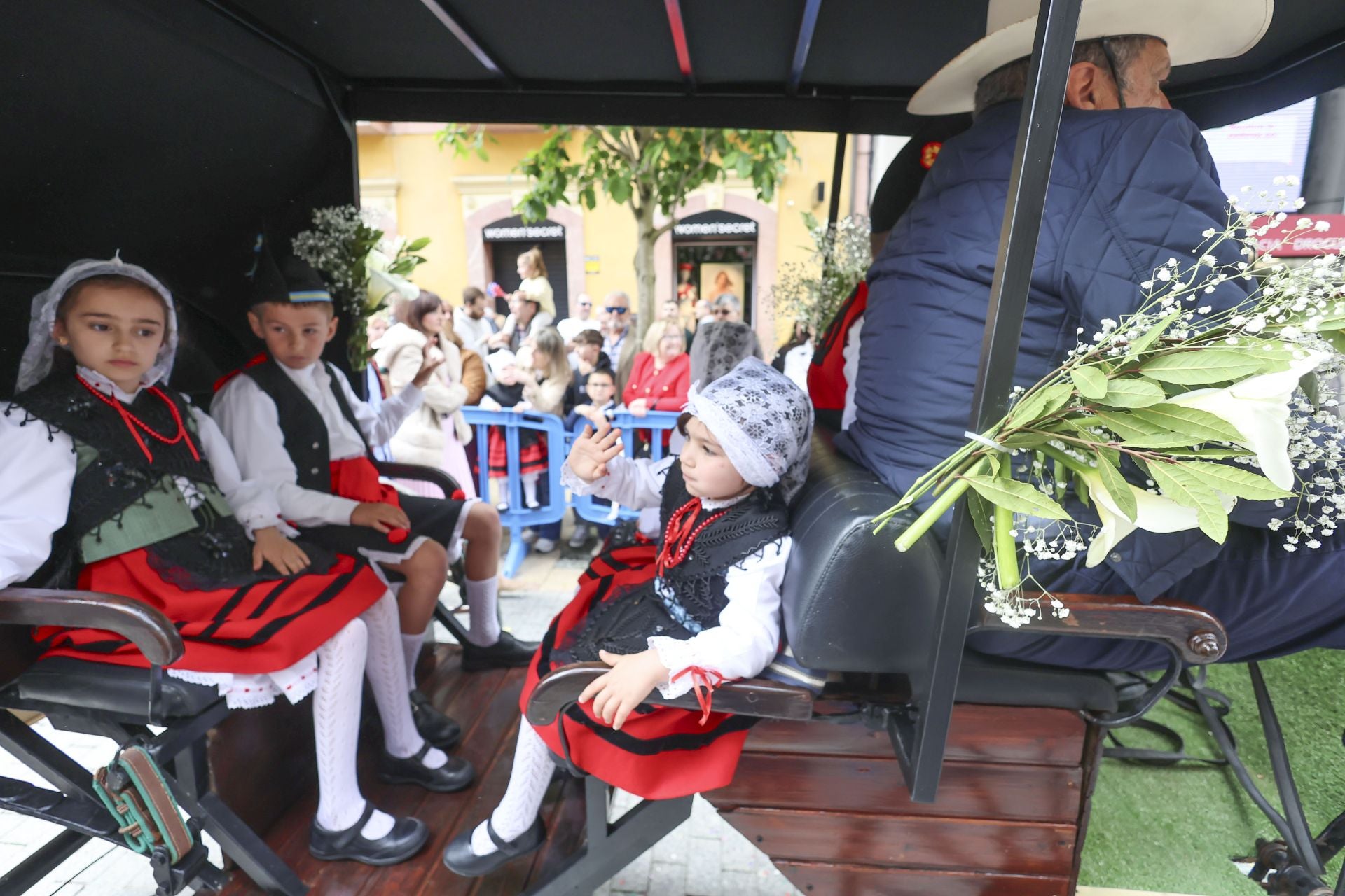 Todas las fotos del desfile de carrozas de las fiestas de El Bollo de Avilés 2025
