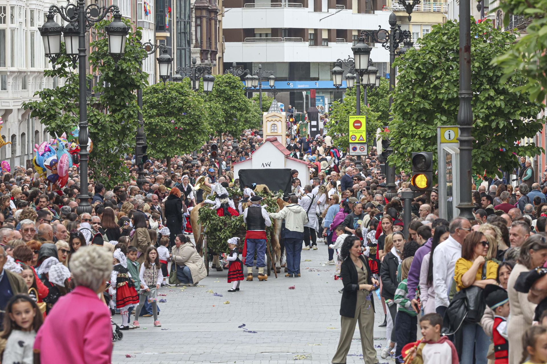 Todas las fotos del desfile de carrozas de las fiestas de El Bollo de Avilés 2025