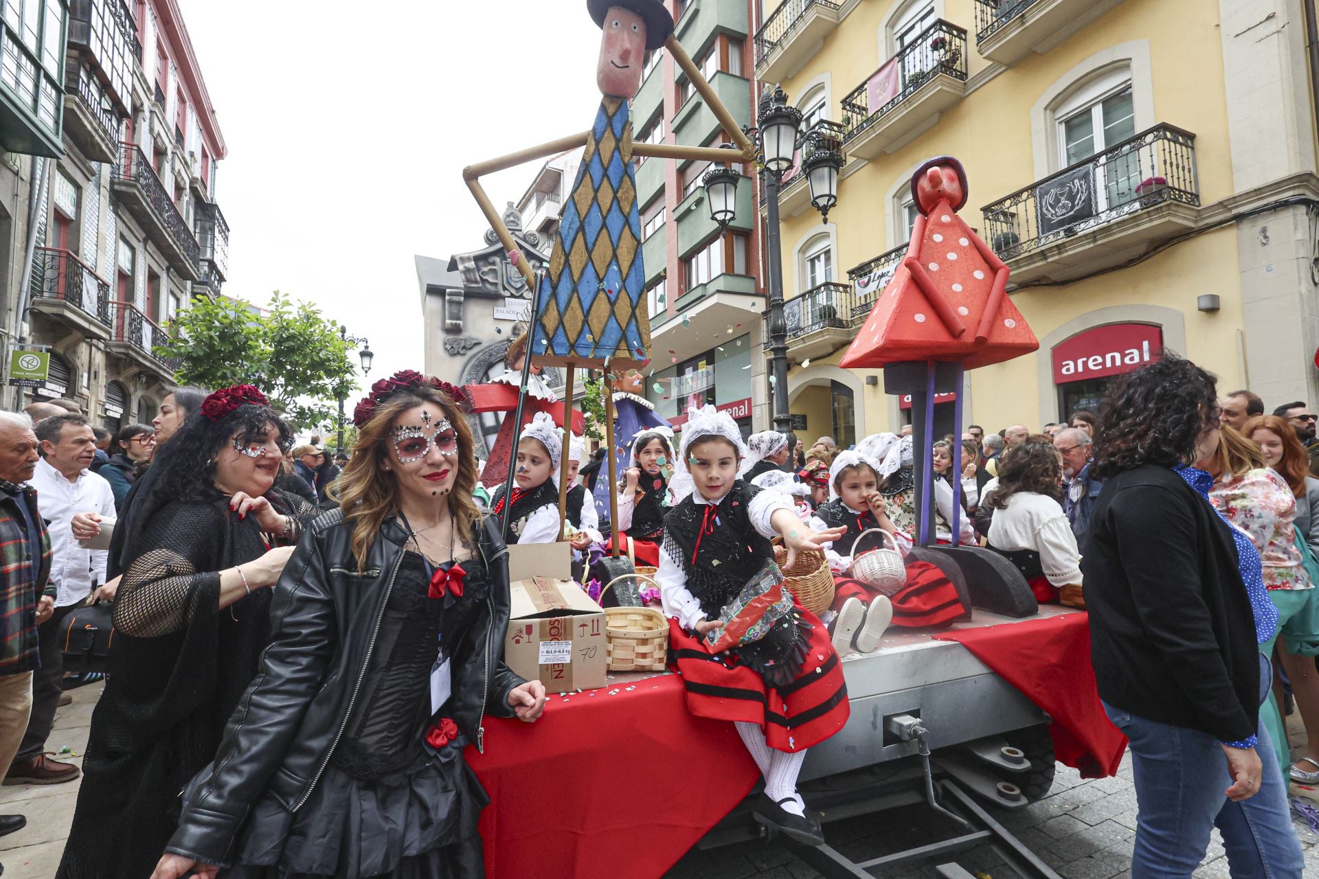 Todas las fotos del desfile de carrozas de las fiestas de El Bollo de Avilés 2025