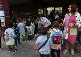 Alumnos asturianos a la puerta del colegio.