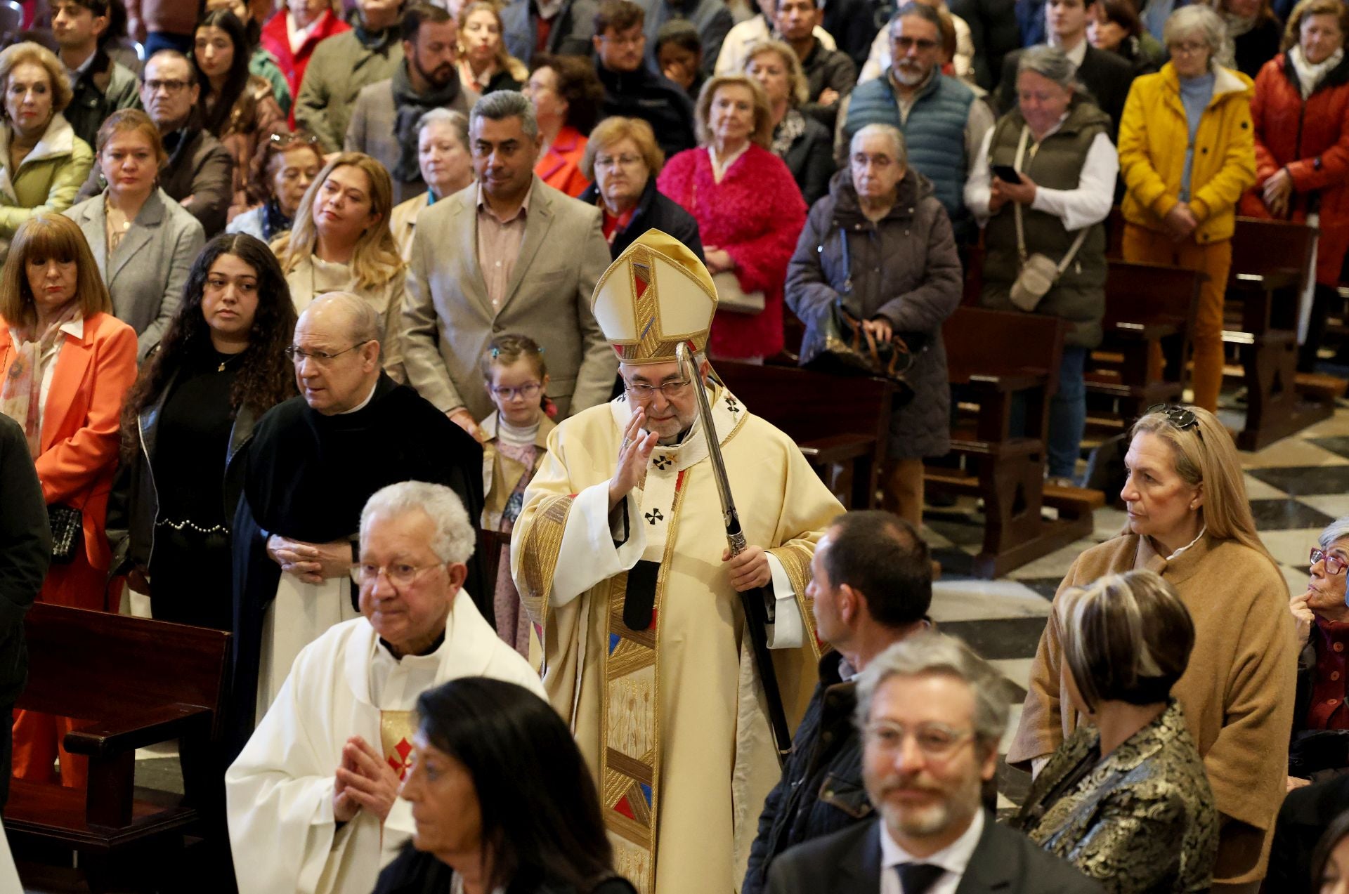 Misa y procesión por el Domingo de Pascua en Oviedo