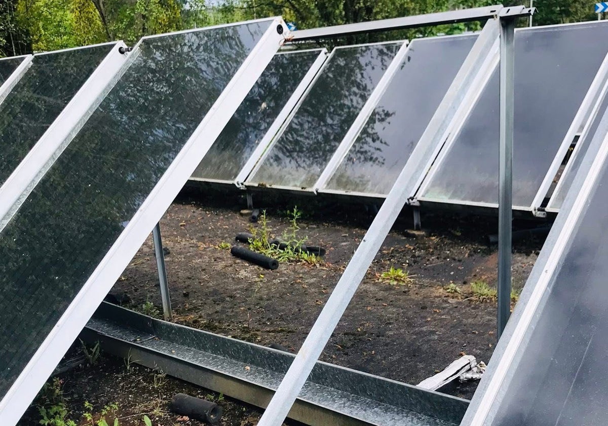 Roban el cableado y un panel solar en la piscina de Sotrondio