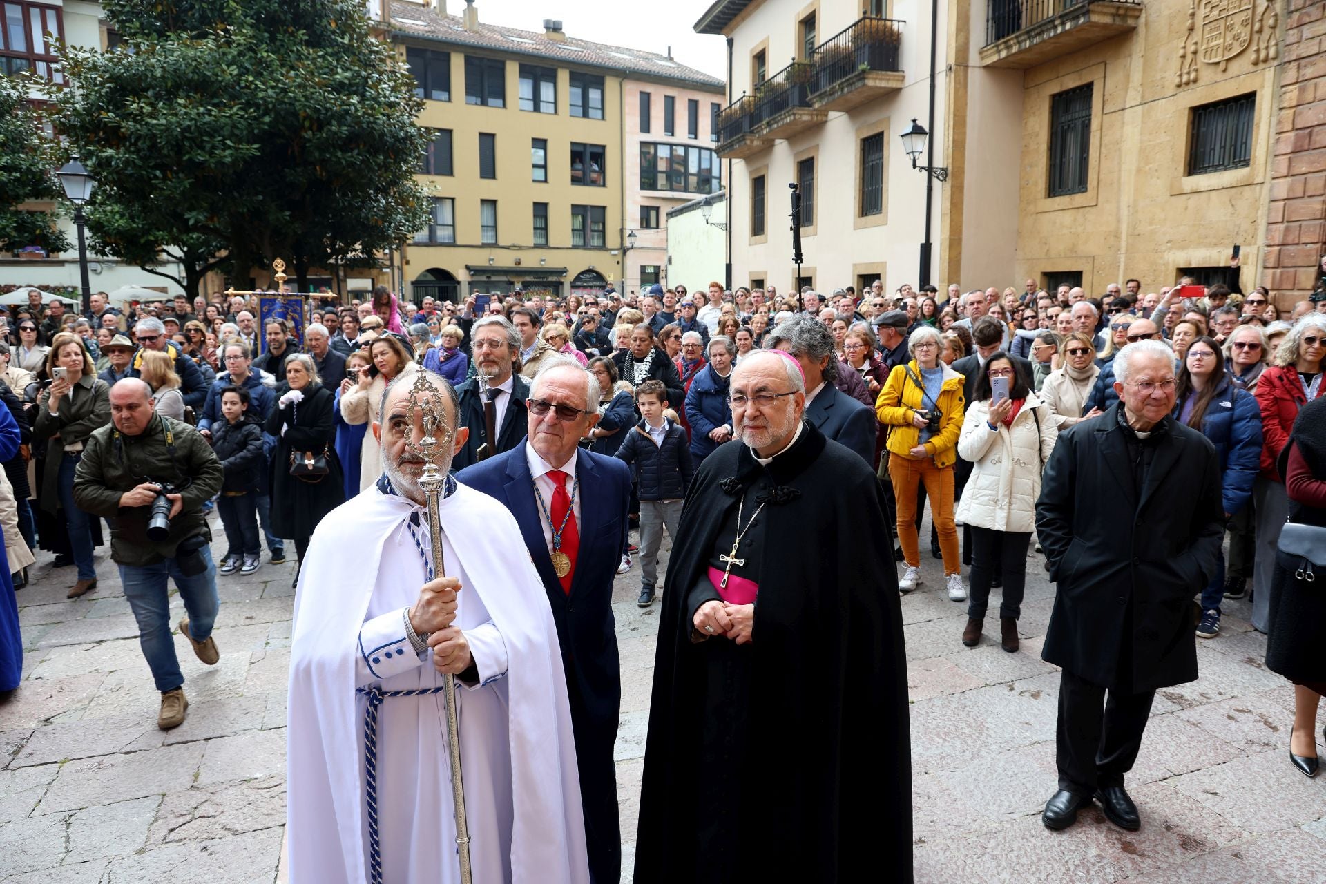 Misa y procesión por el Domingo de Pascua en Oviedo
