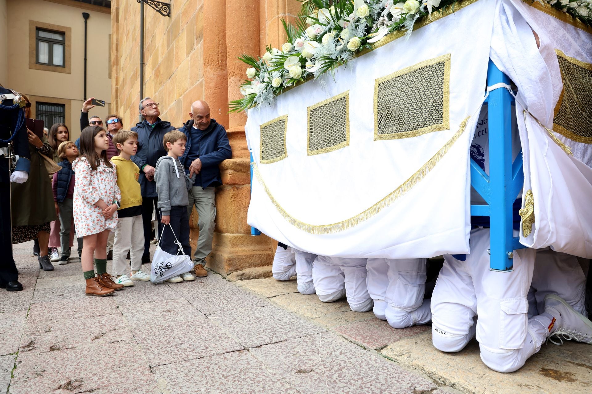 Misa y procesión por el Domingo de Pascua en Oviedo