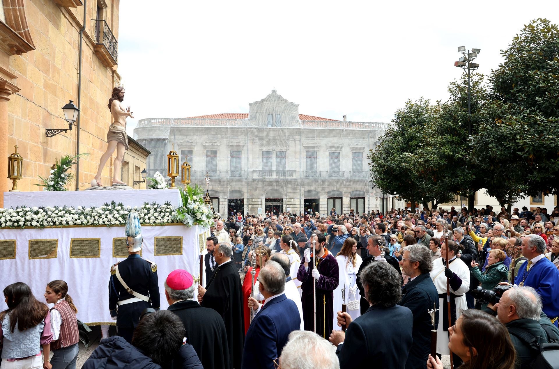 Misa y procesión por el Domingo de Pascua en Oviedo