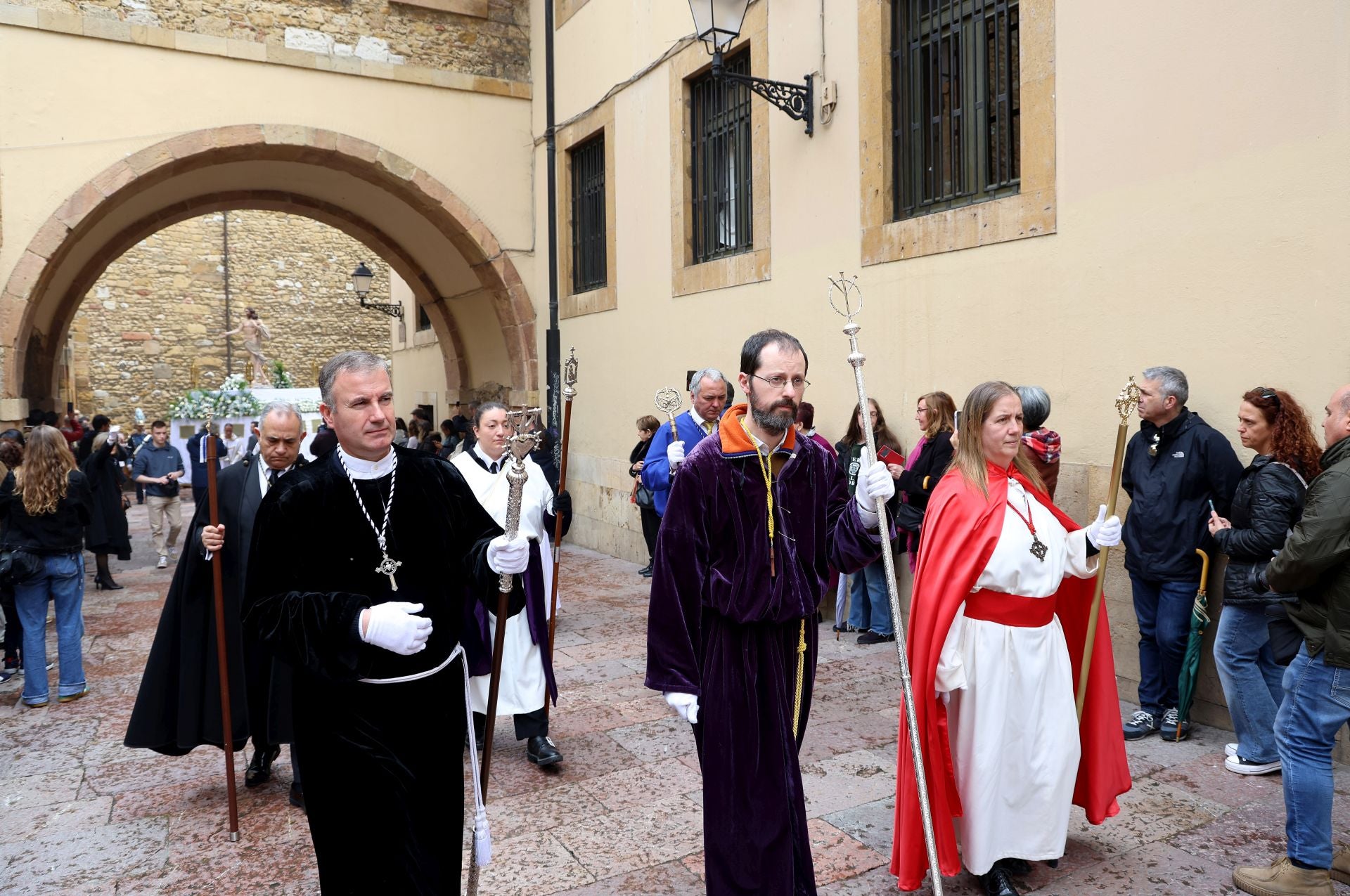 Misa y procesión por el Domingo de Pascua en Oviedo