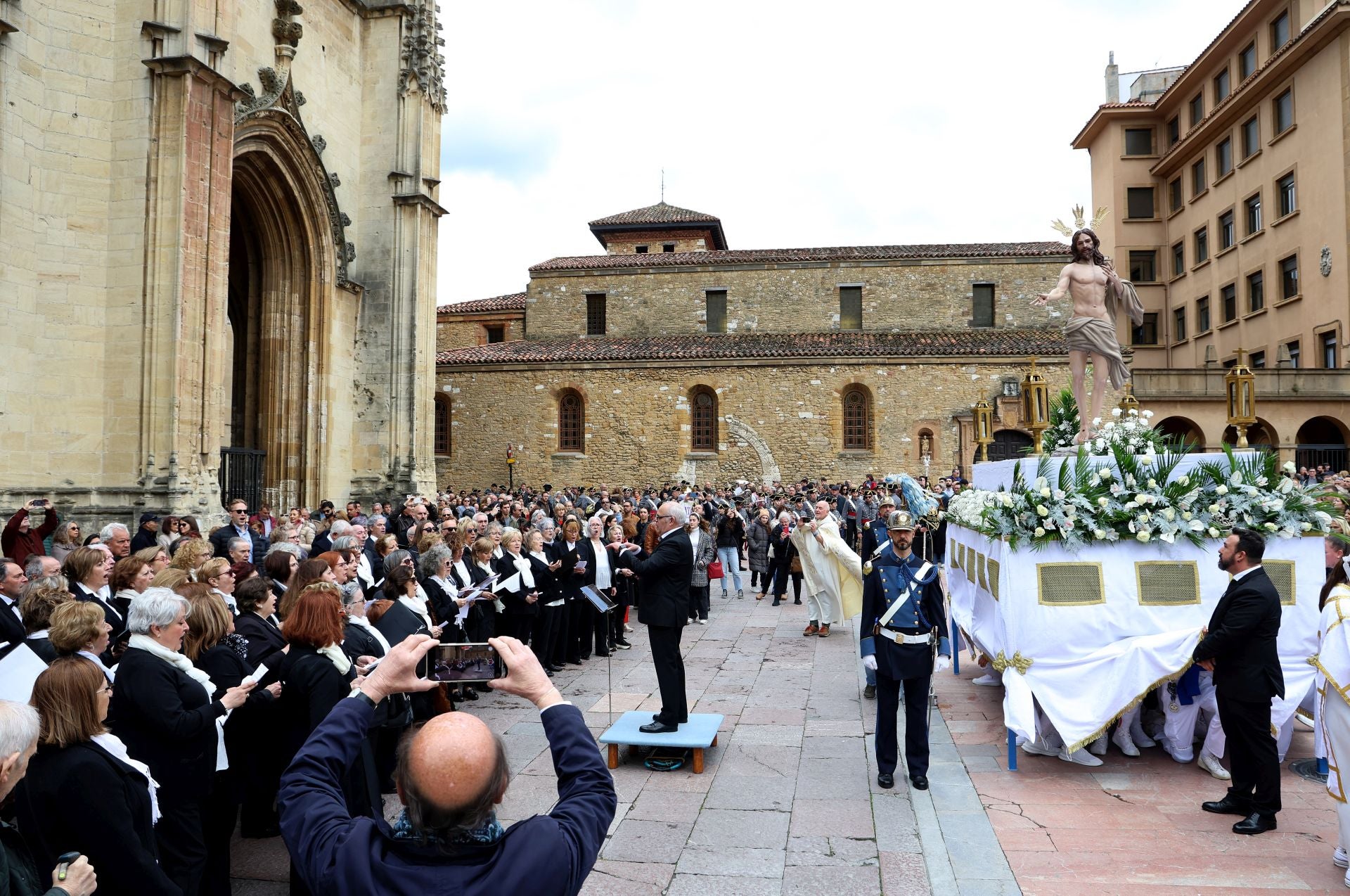 Misa y procesión por el Domingo de Pascua en Oviedo