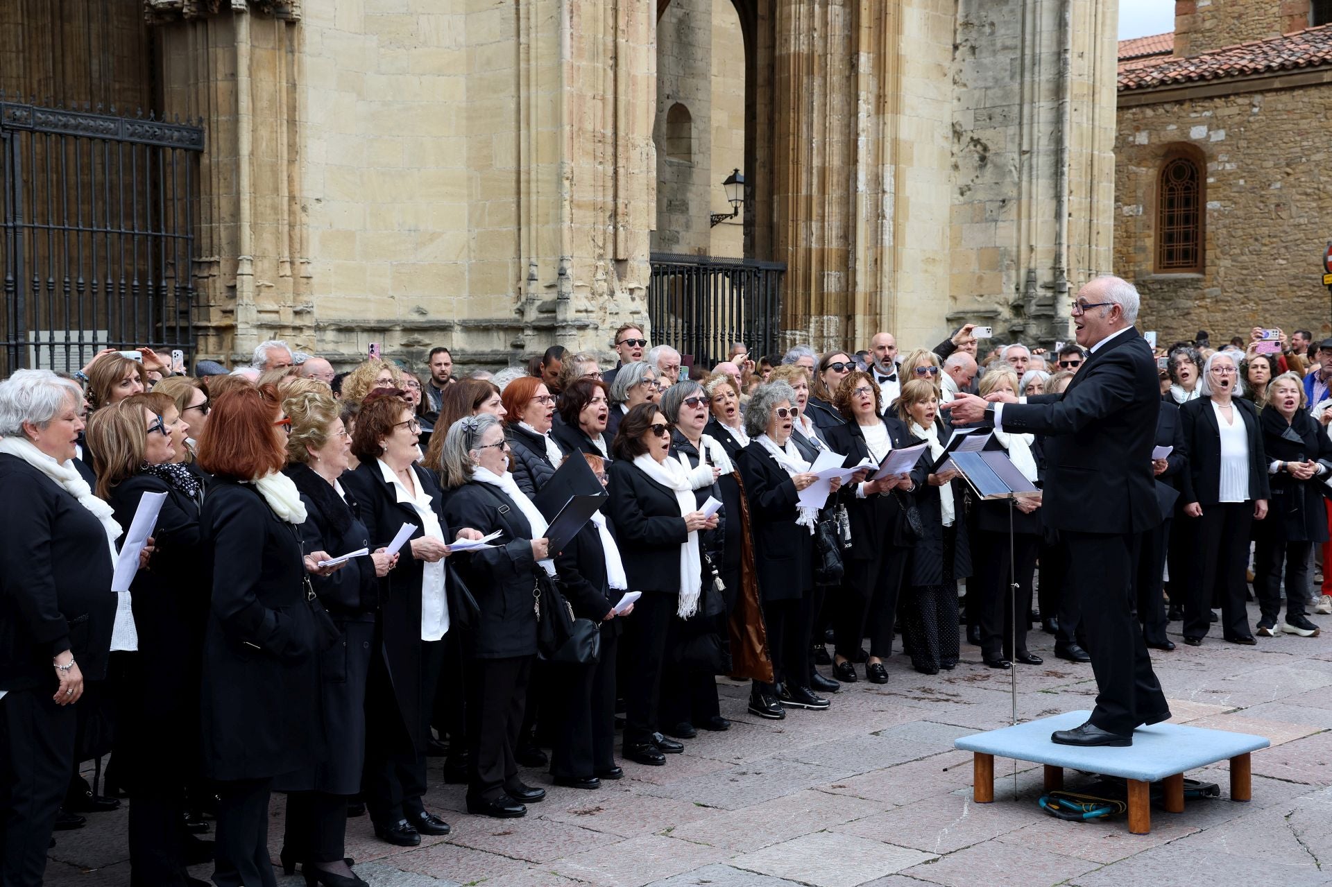 Misa y procesión por el Domingo de Pascua en Oviedo