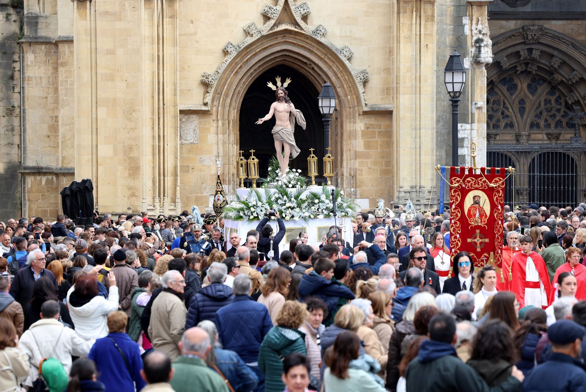 Misa y procesión por el Domingo de Pascua en Oviedo