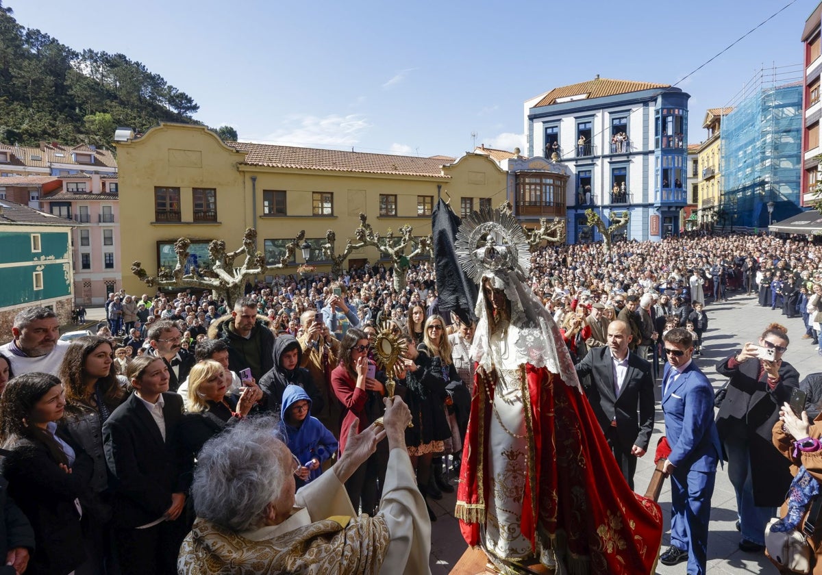 El paso de la Virgen del Rosario se descubre en El Paseín