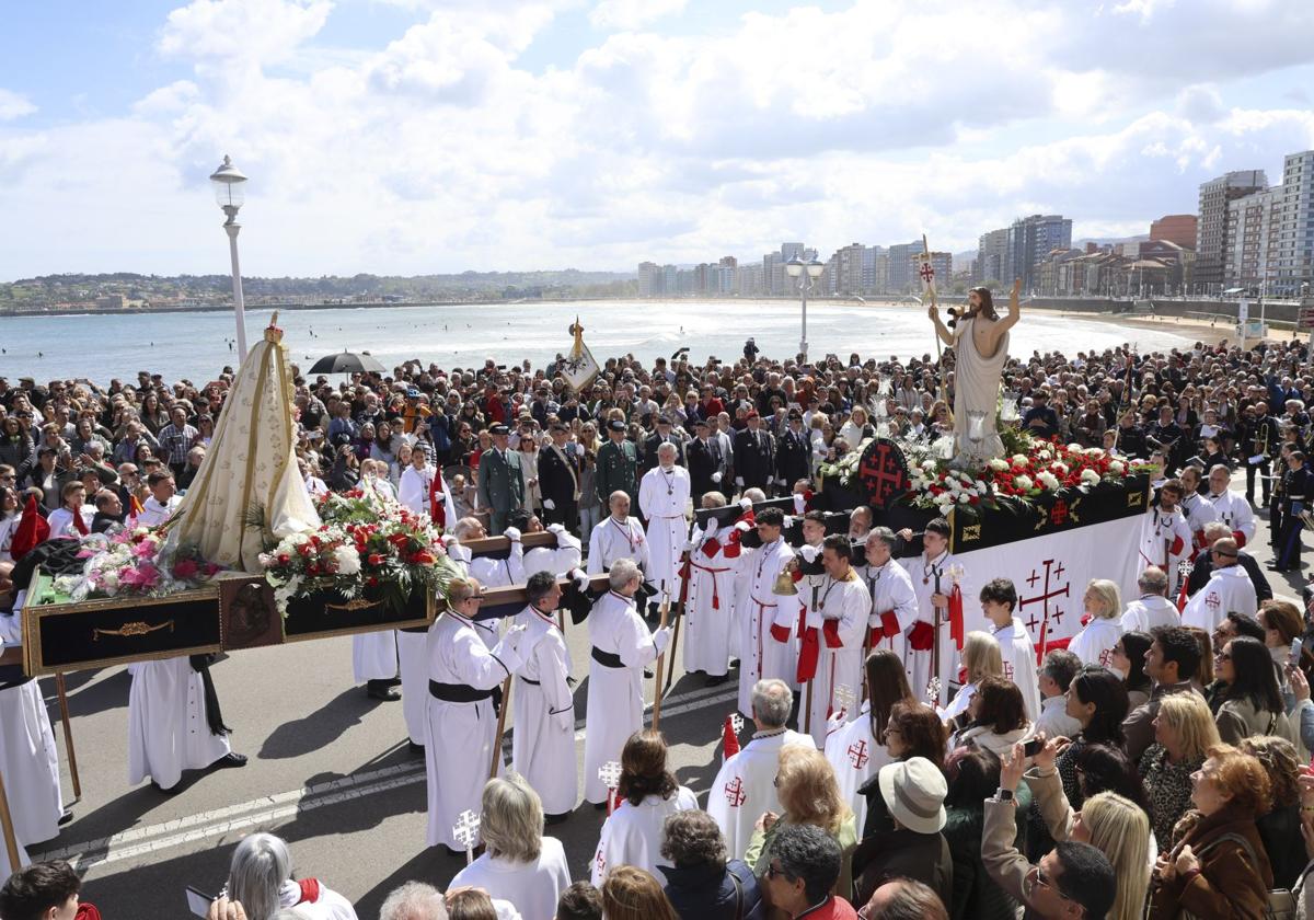 El paso de la Resurrección se encuentra con la Virgen de la Alegría en el Campo Valdés, frente a la antigua pescadería municipal.