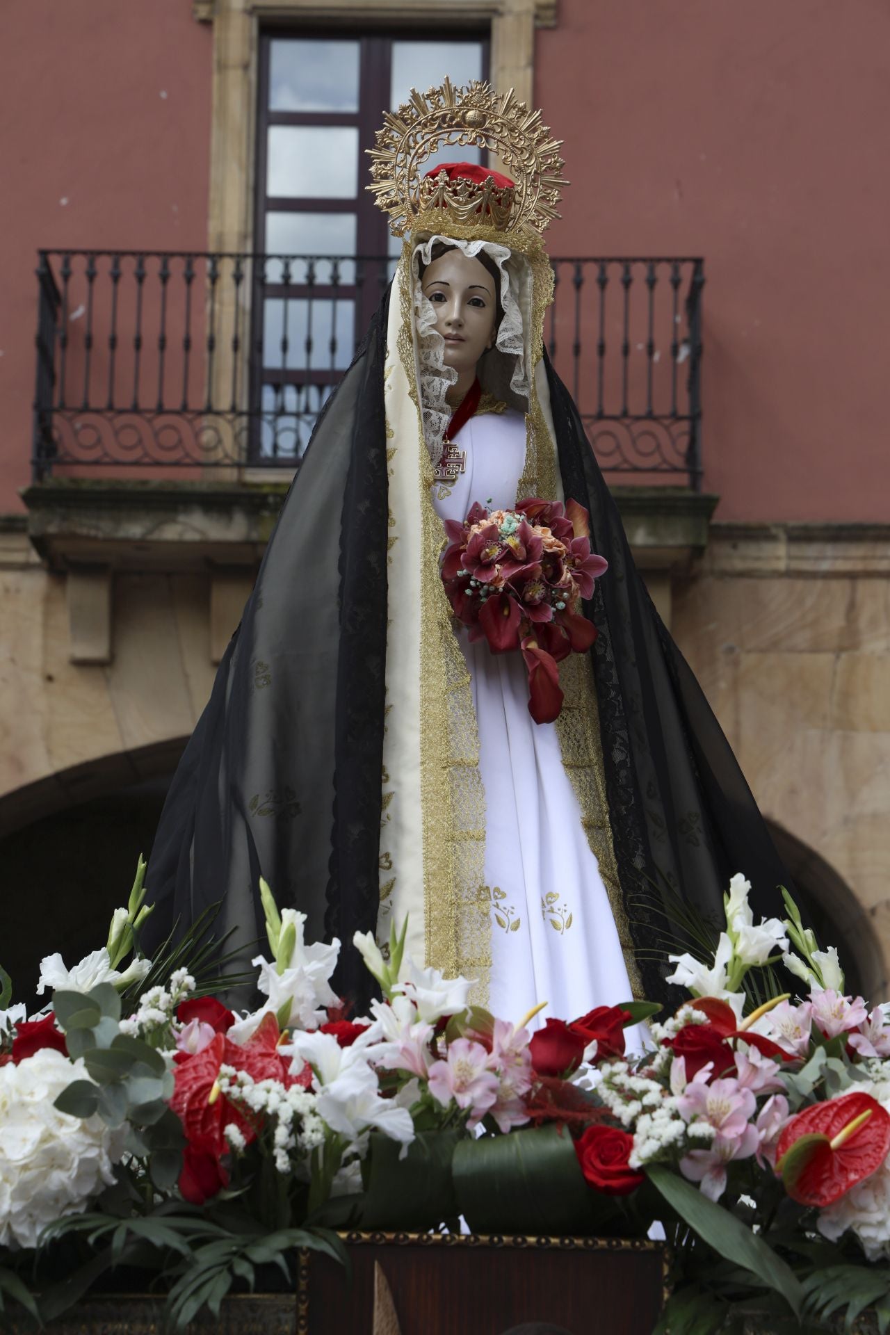 La Virgen y Jesús se encuentran frente al Cantábrico en Gijón