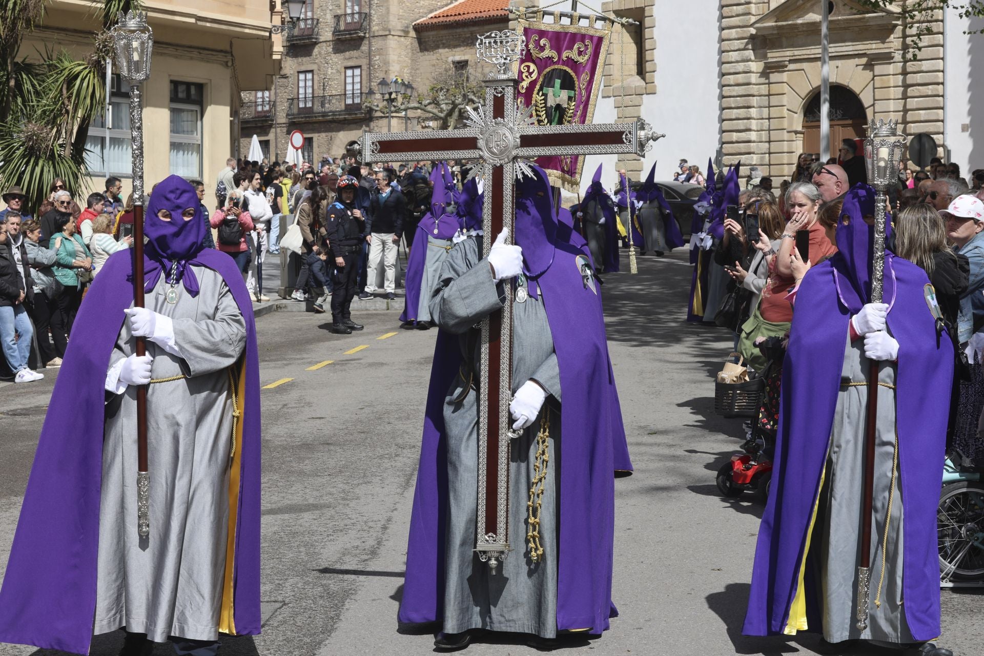 La Virgen y Jesús se encuentran frente al Cantábrico en Gijón