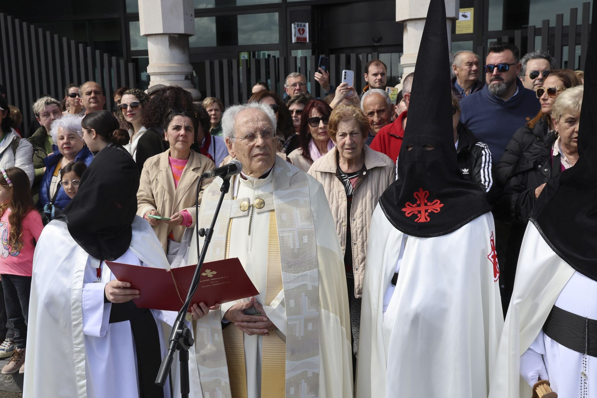 La Virgen y Jesús se encuentran frente al Cantábrico en Gijón