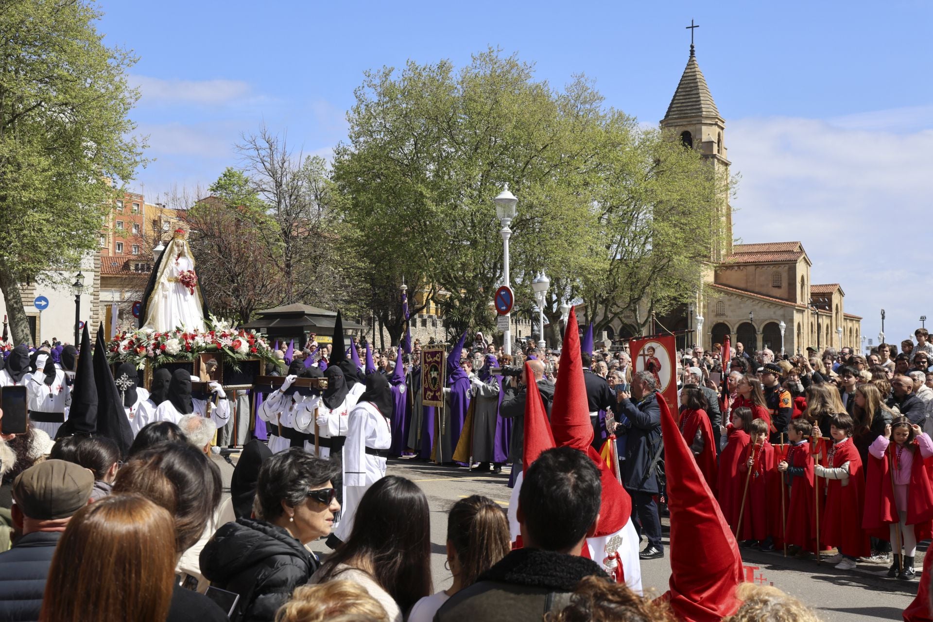 La Virgen y Jesús se encuentran frente al Cantábrico en Gijón