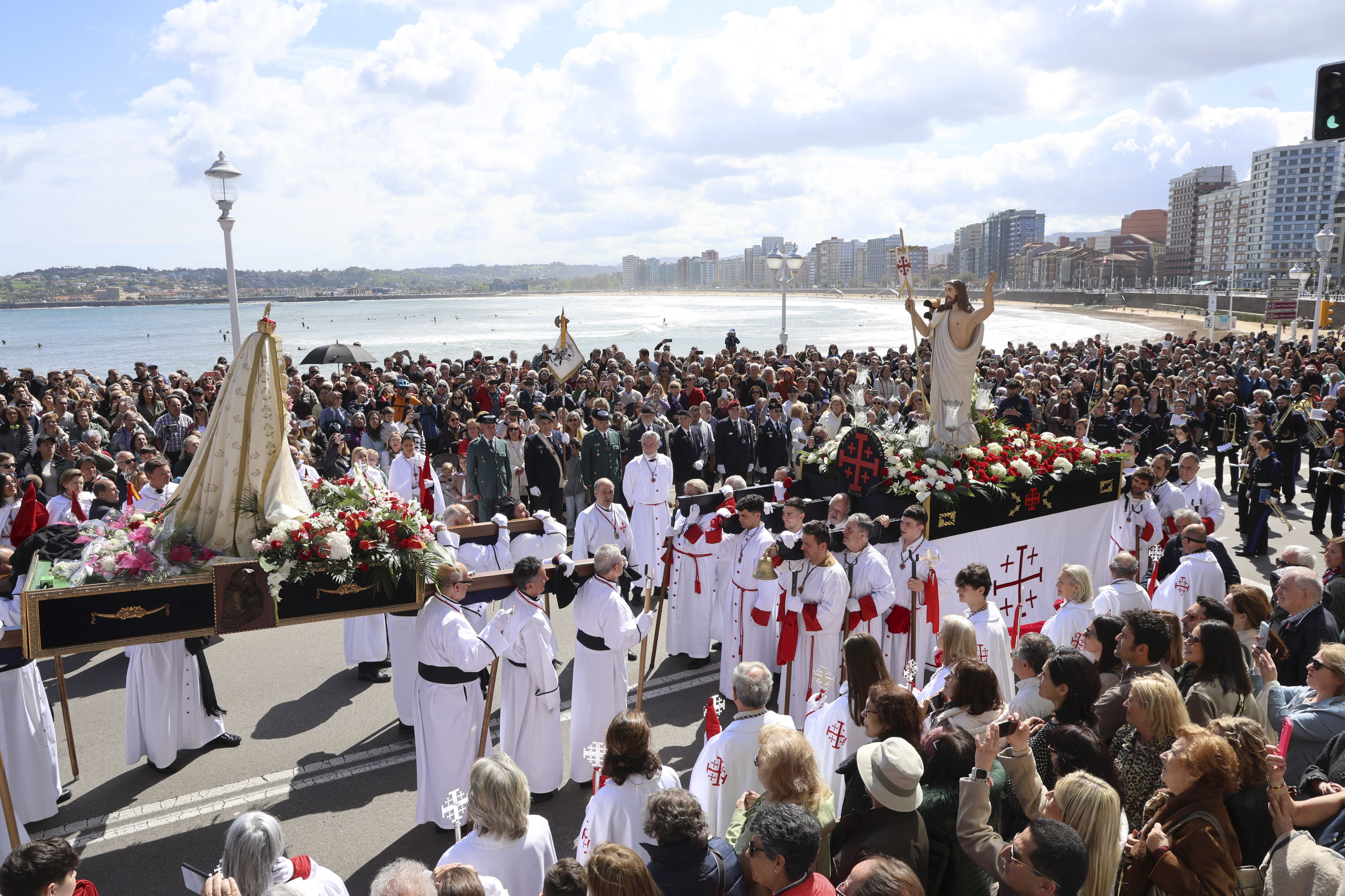 La Virgen y Jesús se encuentran frente al Cantábrico en Gijón
