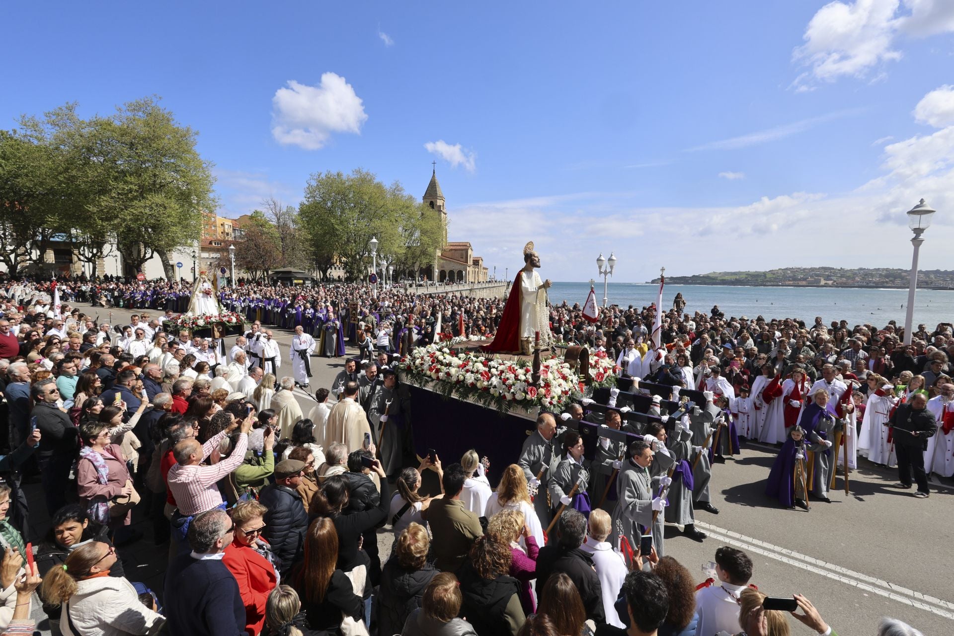 La Virgen y Jesús se encuentran frente al Cantábrico en Gijón