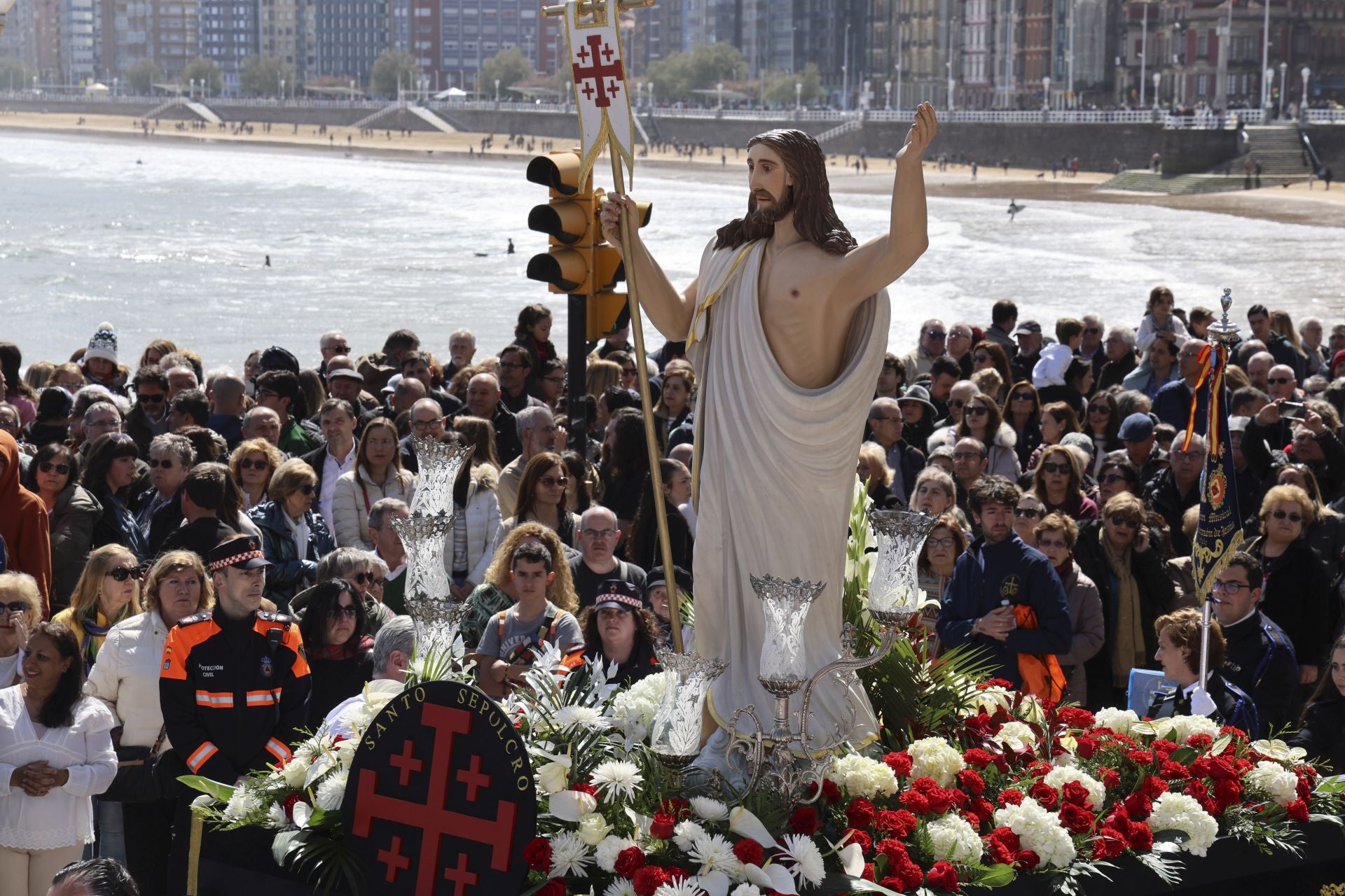 La Virgen y Jesús se encuentran frente al Cantábrico en Gijón