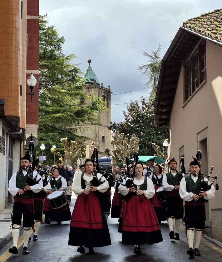 Imagen secundaria 2 - La Virgen de la Paz, «la más guapa de Asturias», conquista Villaviciosa