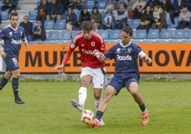 Borja Álvarez corta el avance de un jugador del Bergantiños.