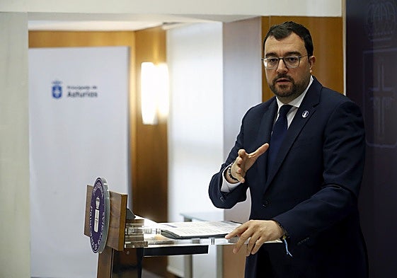 El presidente del Principado, Adrián Barbón, en su comparecencia de este lunes en Presidencia.