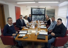 Ovidio Zapico, Adrián Barbón, Gimena Llamedo, José Antonio Sicre, Alberto González, María Calvo, José Manuel Zapico y Javier Fernández Lanero, antes de comenzar la reunión.
