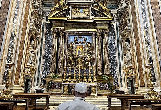 Francisco reza en la basílica de Santa María la Mayor, en Roma, donde pidió ser enterrado.