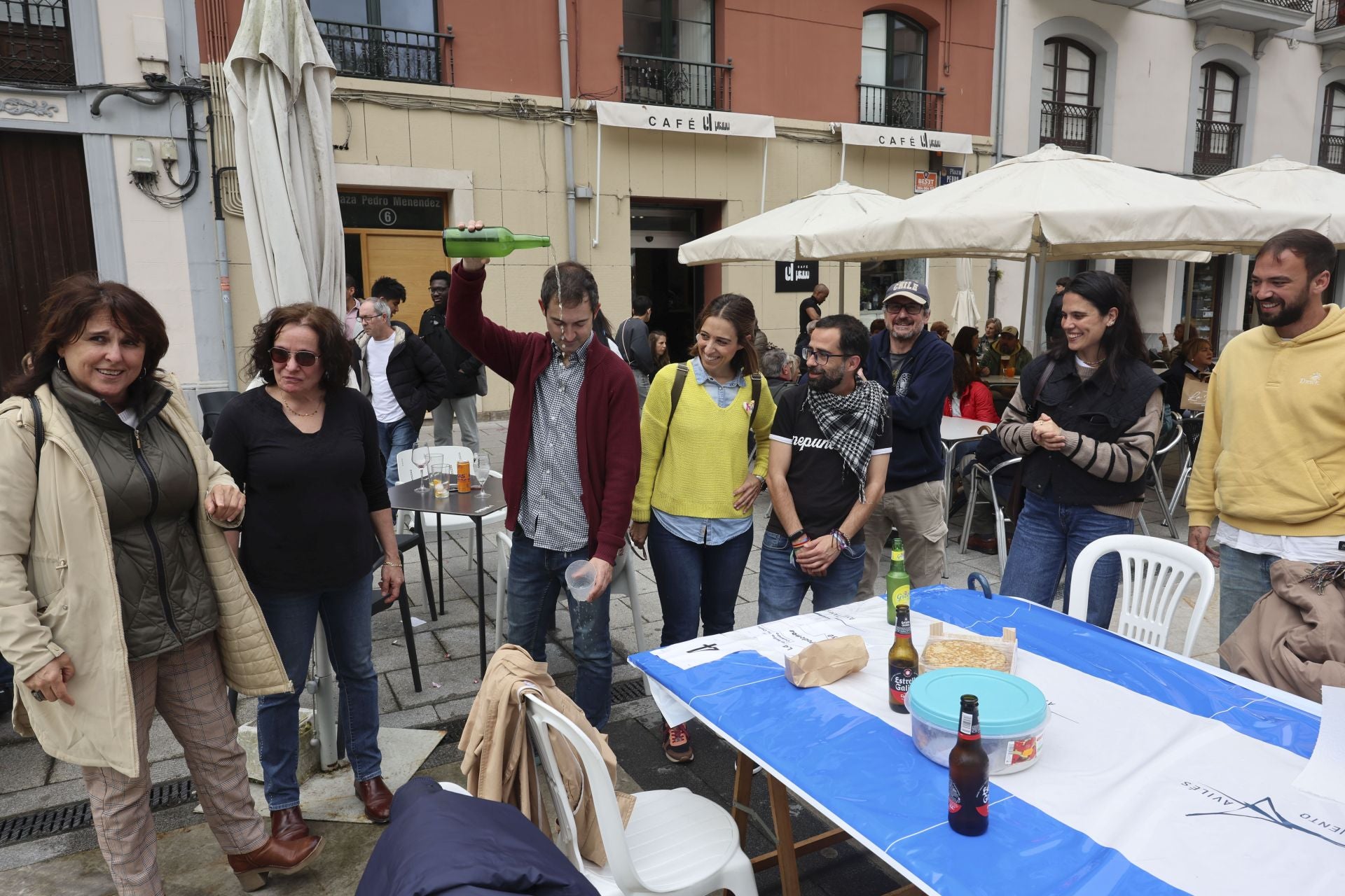 Sidra contra la lluvia: estas son las fotos de la Comida en la Calle de Avilés