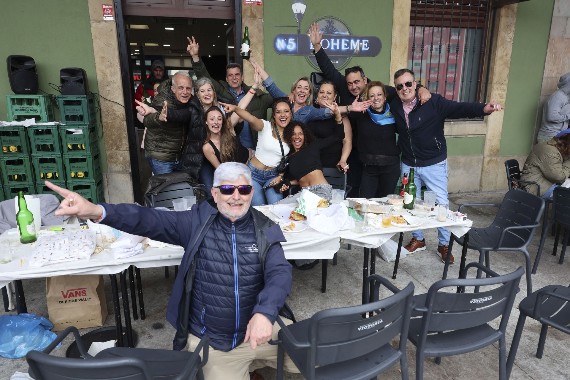 Sidra contra la lluvia: estas son las fotos de la Comida en la Calle de Avilés