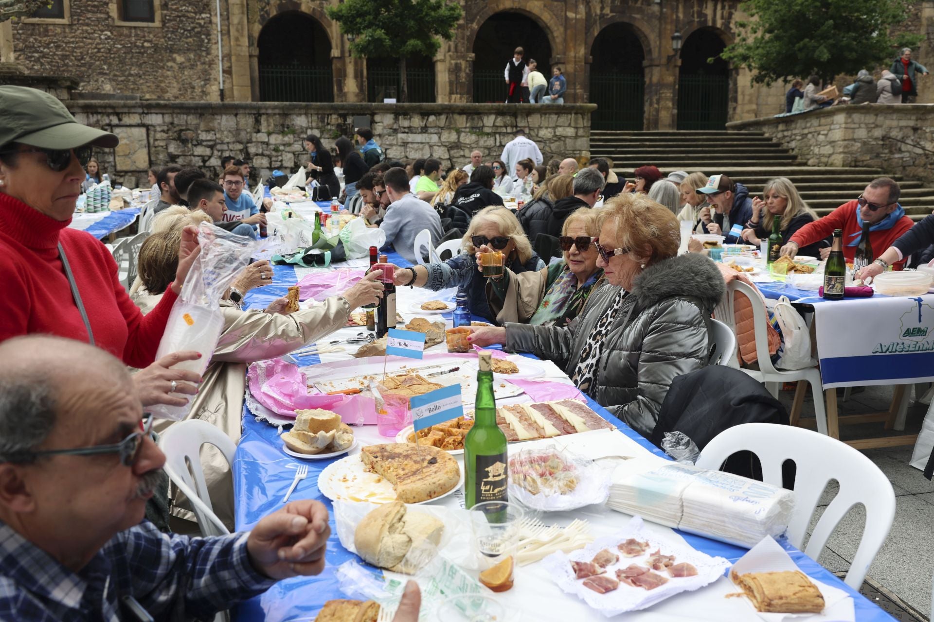 Sidra contra la lluvia: estas son las fotos de la Comida en la Calle de Avilés