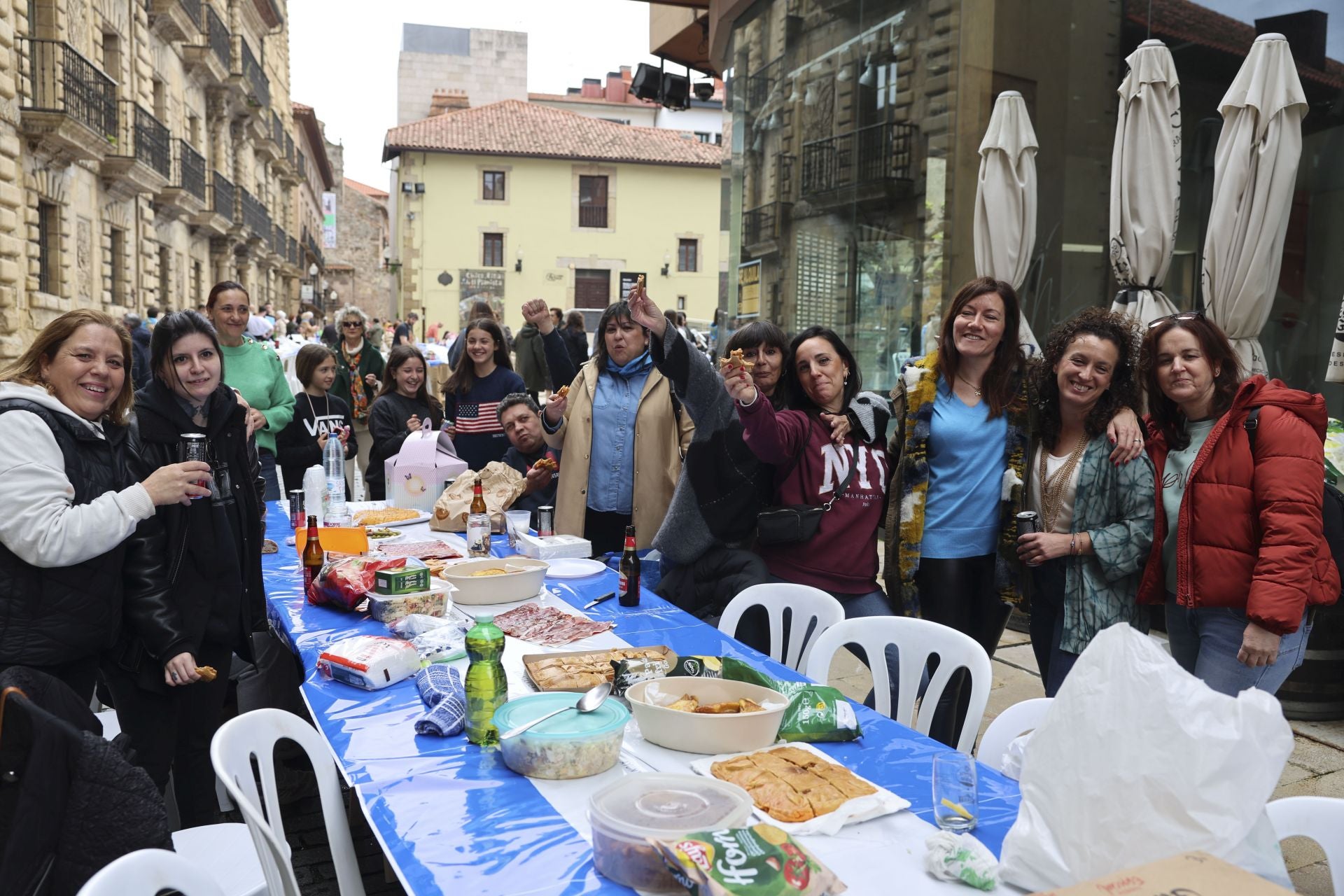 Sidra contra la lluvia: estas son las fotos de la Comida en la Calle de Avilés