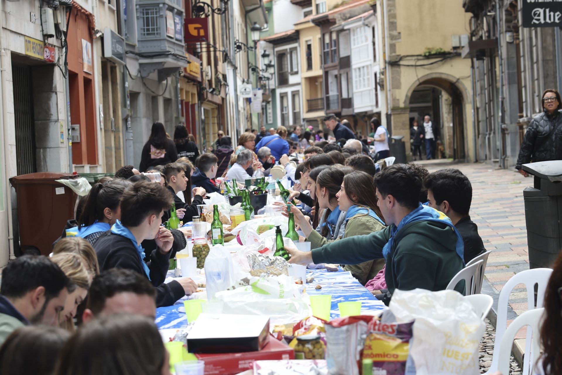 Sidra contra la lluvia: estas son las fotos de la Comida en la Calle de Avilés