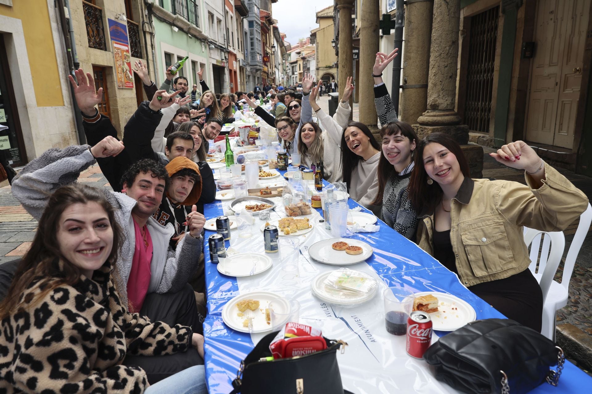 Sidra contra la lluvia: estas son las fotos de la Comida en la Calle de Avilés